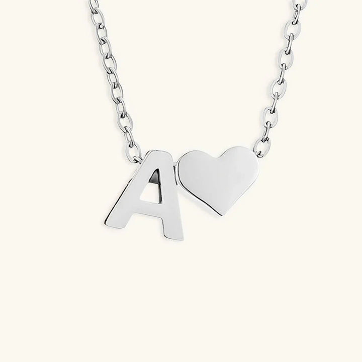 Goldkette mit dem Anfangsbuchstaben „Ria“