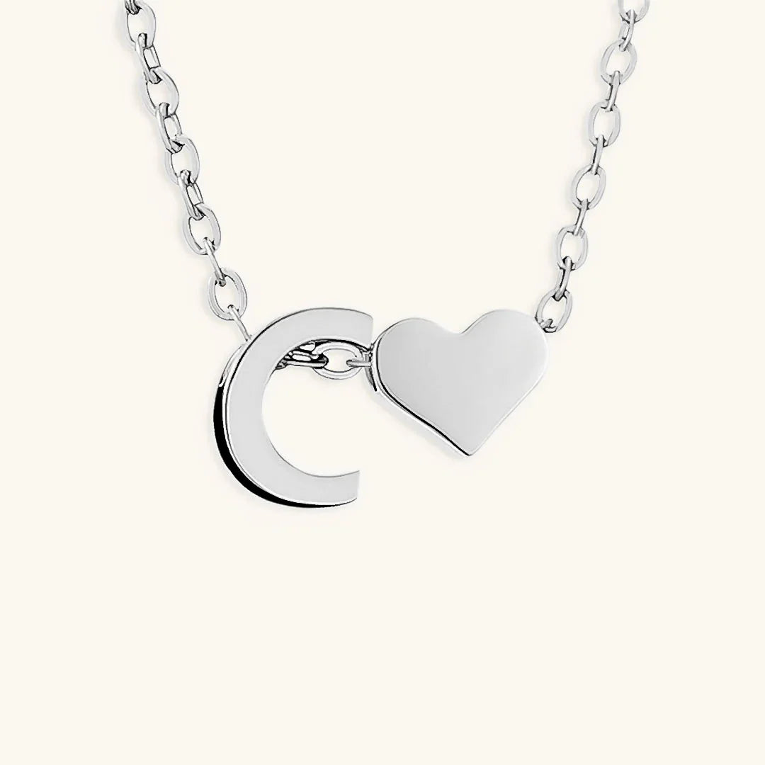 Goldkette mit dem Anfangsbuchstaben „Ria“