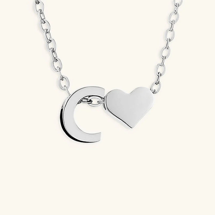 Goldkette mit dem Anfangsbuchstaben „Ria“