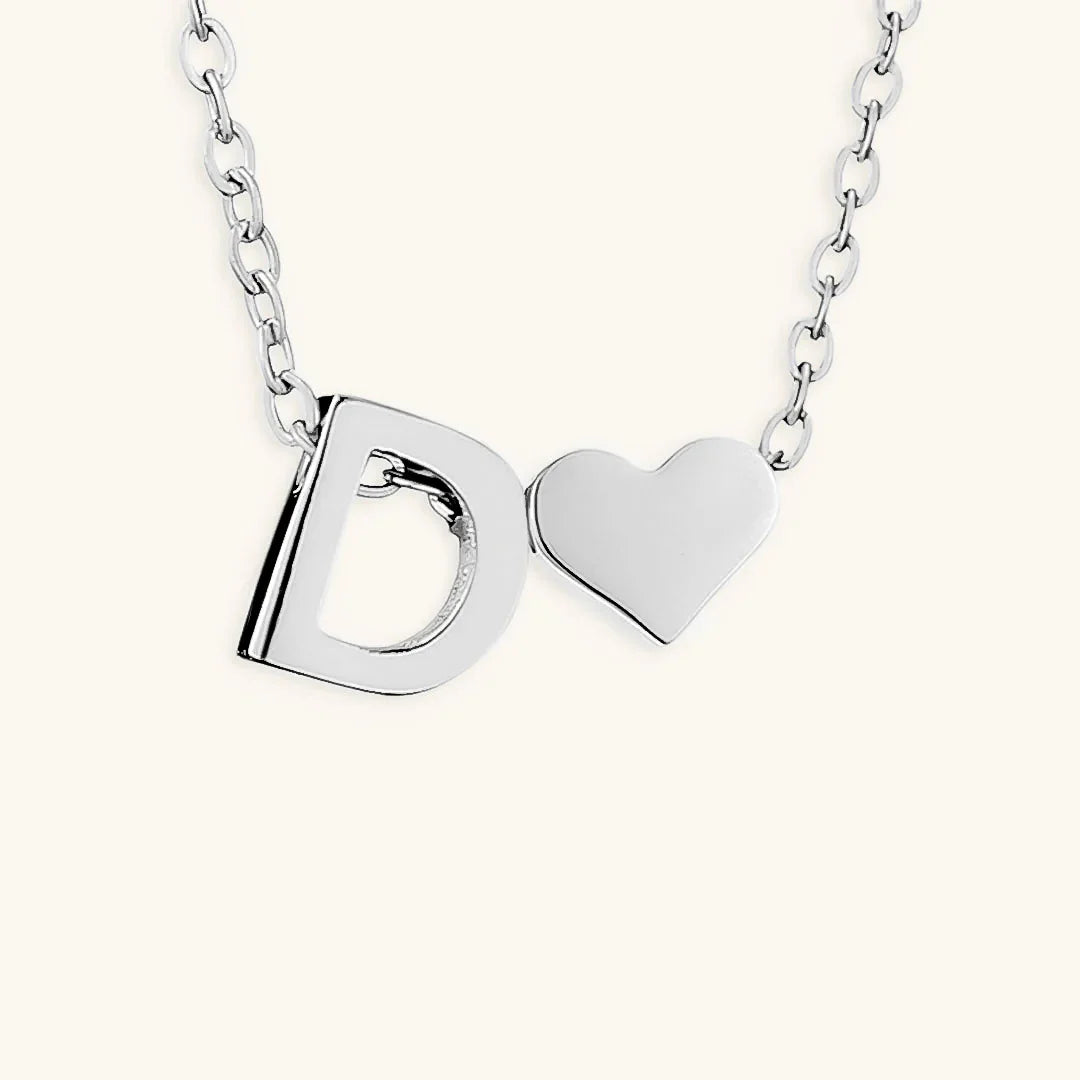 Goldkette mit dem Anfangsbuchstaben „Ria“