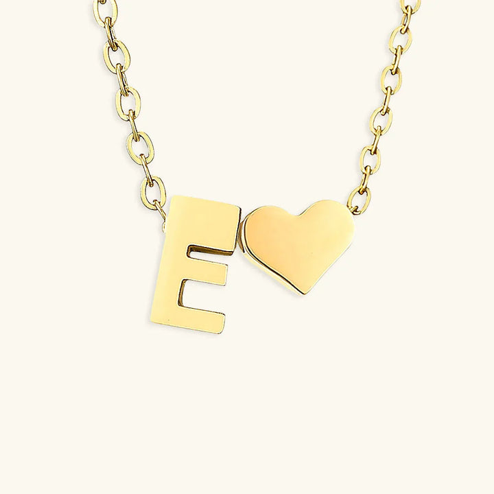 Goldkette mit dem Anfangsbuchstaben „Ria“