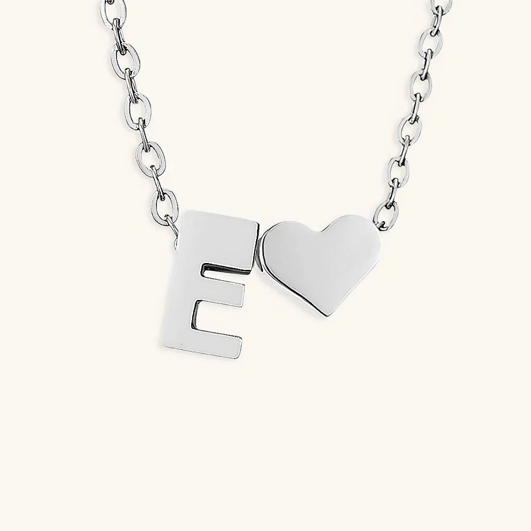 Goldkette mit dem Anfangsbuchstaben „Ria“
