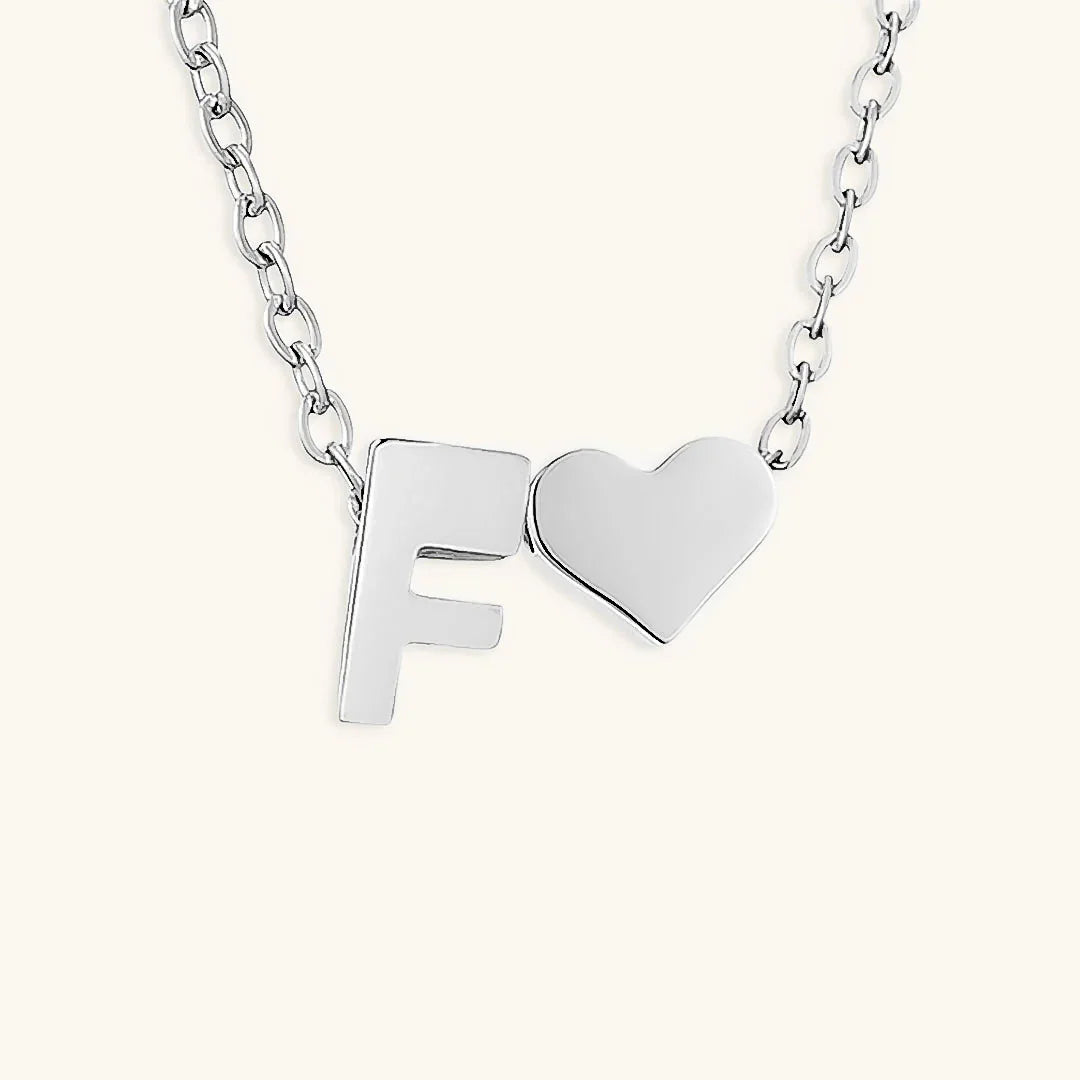 Goldkette mit dem Anfangsbuchstaben „Ria“