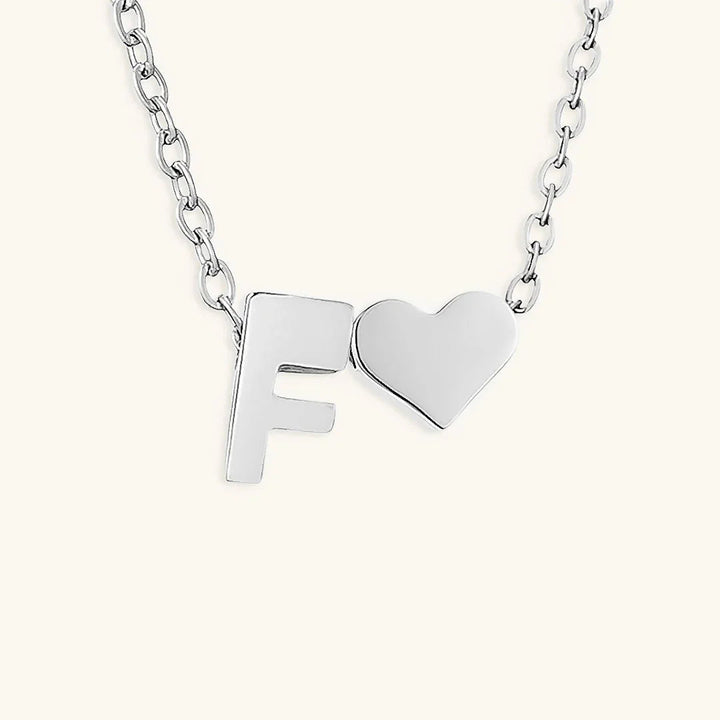 Goldkette mit dem Anfangsbuchstaben „Ria“