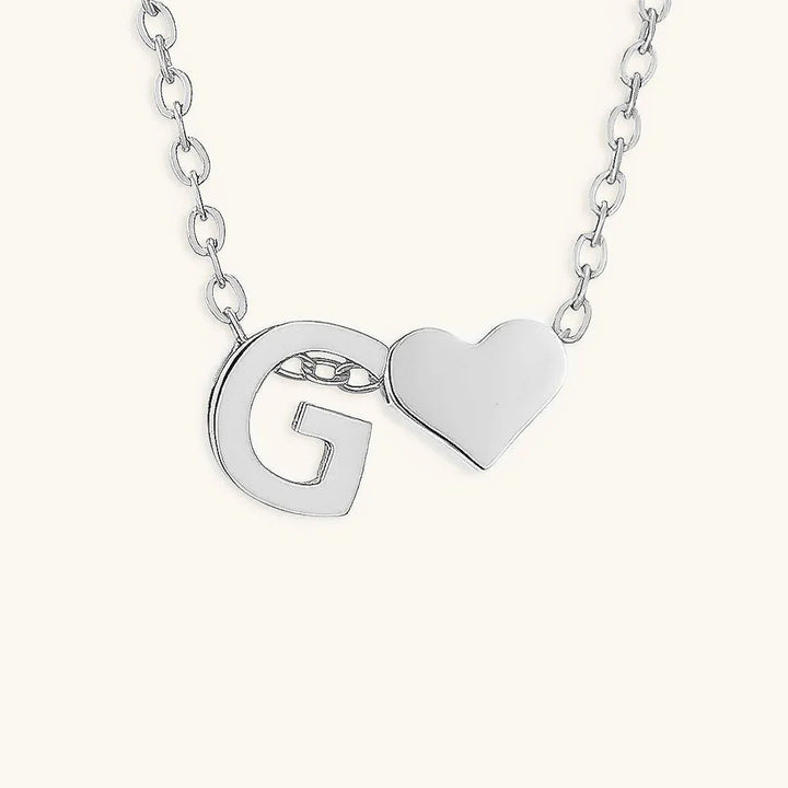 Goldkette mit dem Anfangsbuchstaben „Ria“