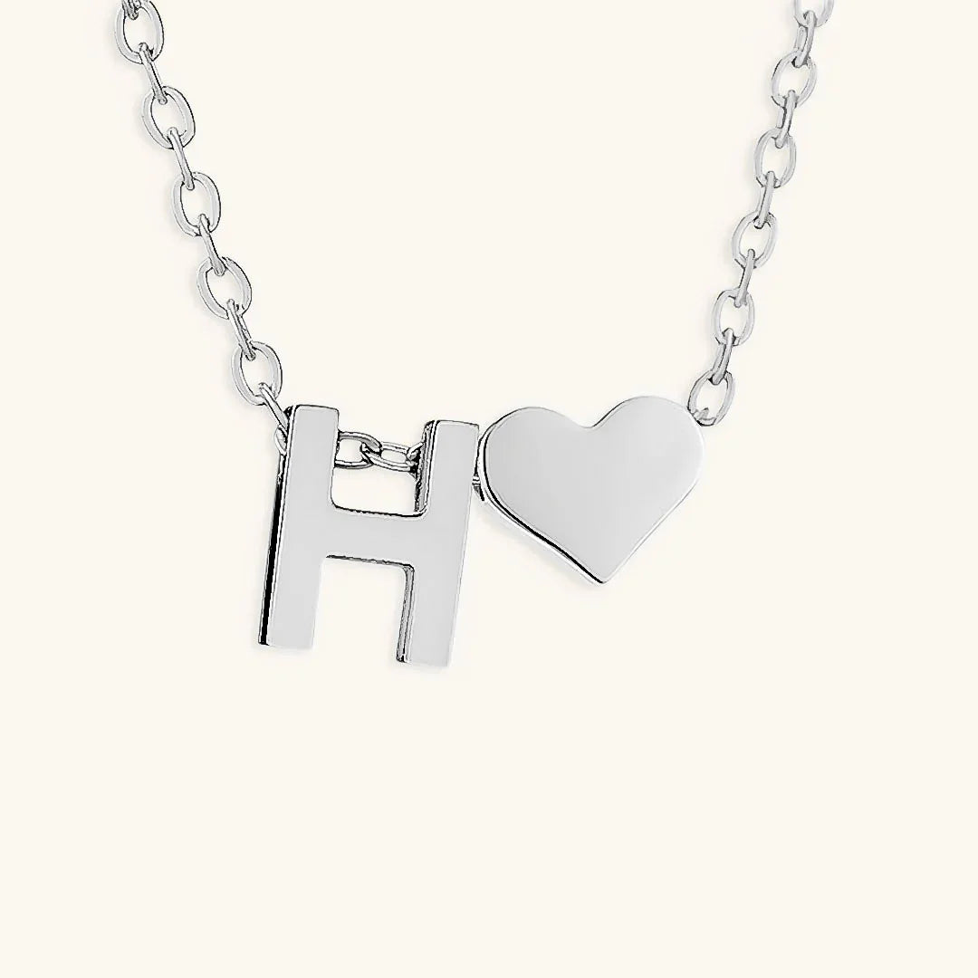 Goldkette mit dem Anfangsbuchstaben „Ria“