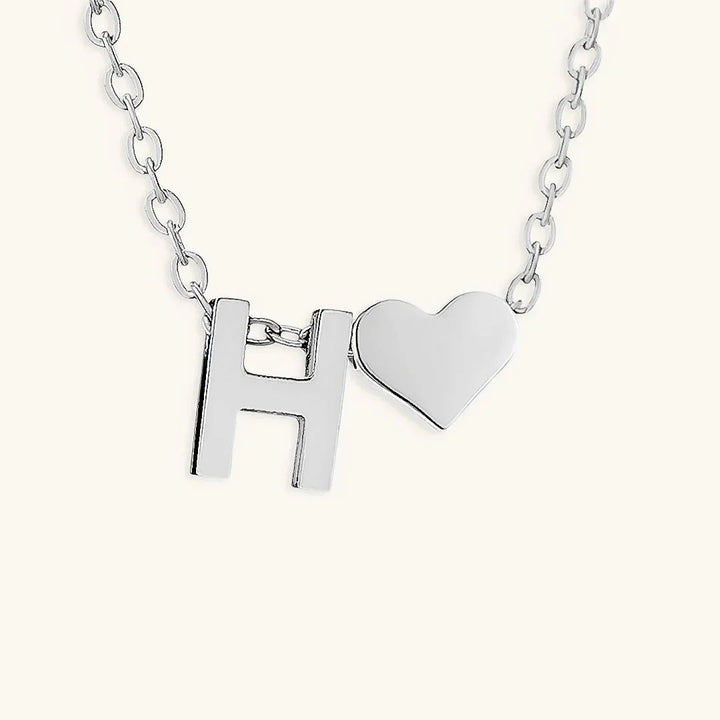 Goldkette mit dem Anfangsbuchstaben „Ria“