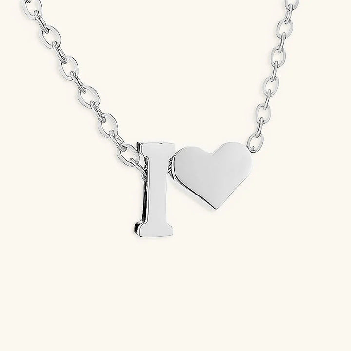 Goldkette mit dem Anfangsbuchstaben „Ria“