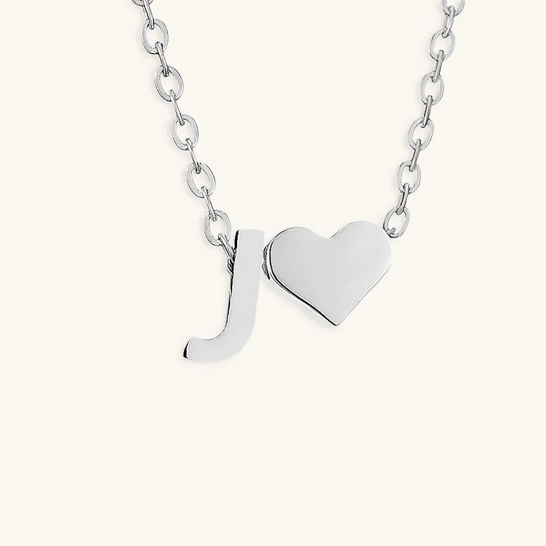 Goldkette mit dem Anfangsbuchstaben „Ria“