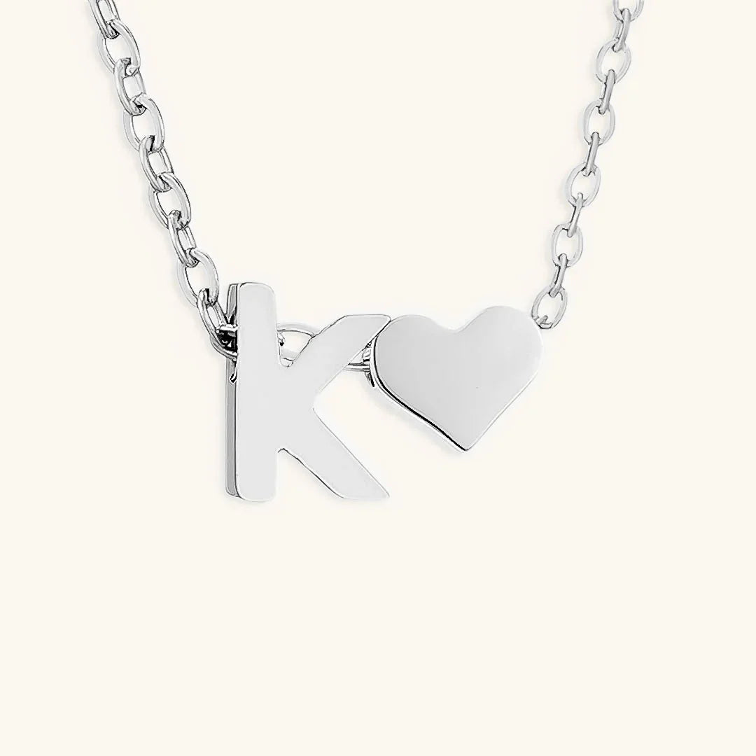Goldkette mit dem Anfangsbuchstaben „Ria“