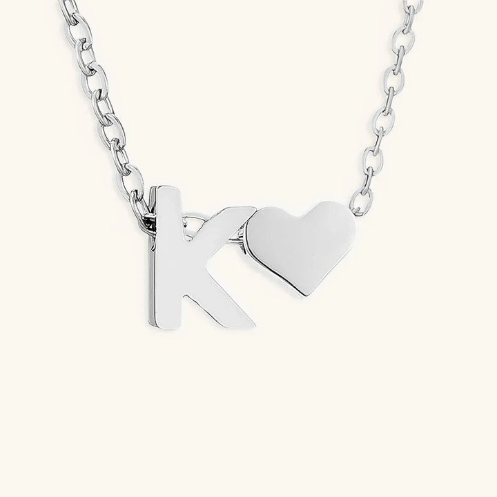 Goldkette mit dem Anfangsbuchstaben „Ria“