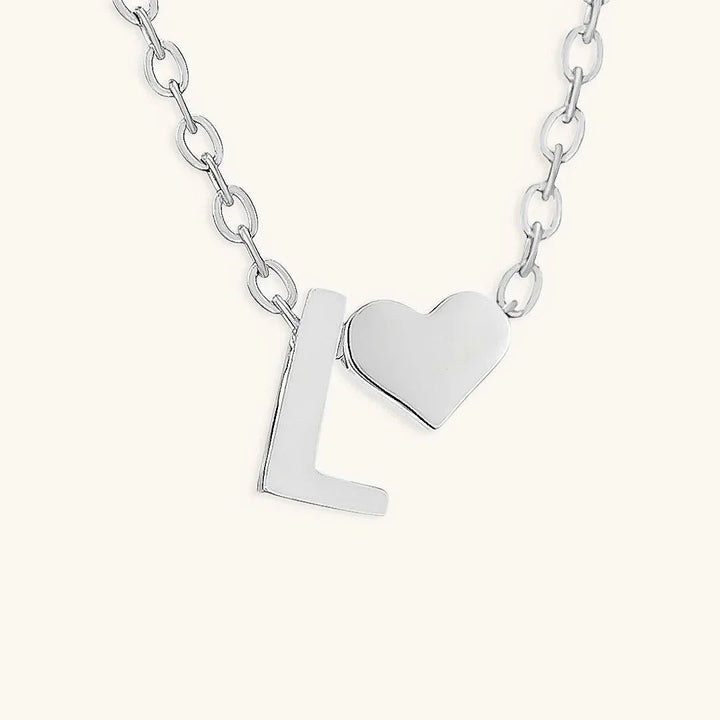 Goldkette mit dem Anfangsbuchstaben „Ria“