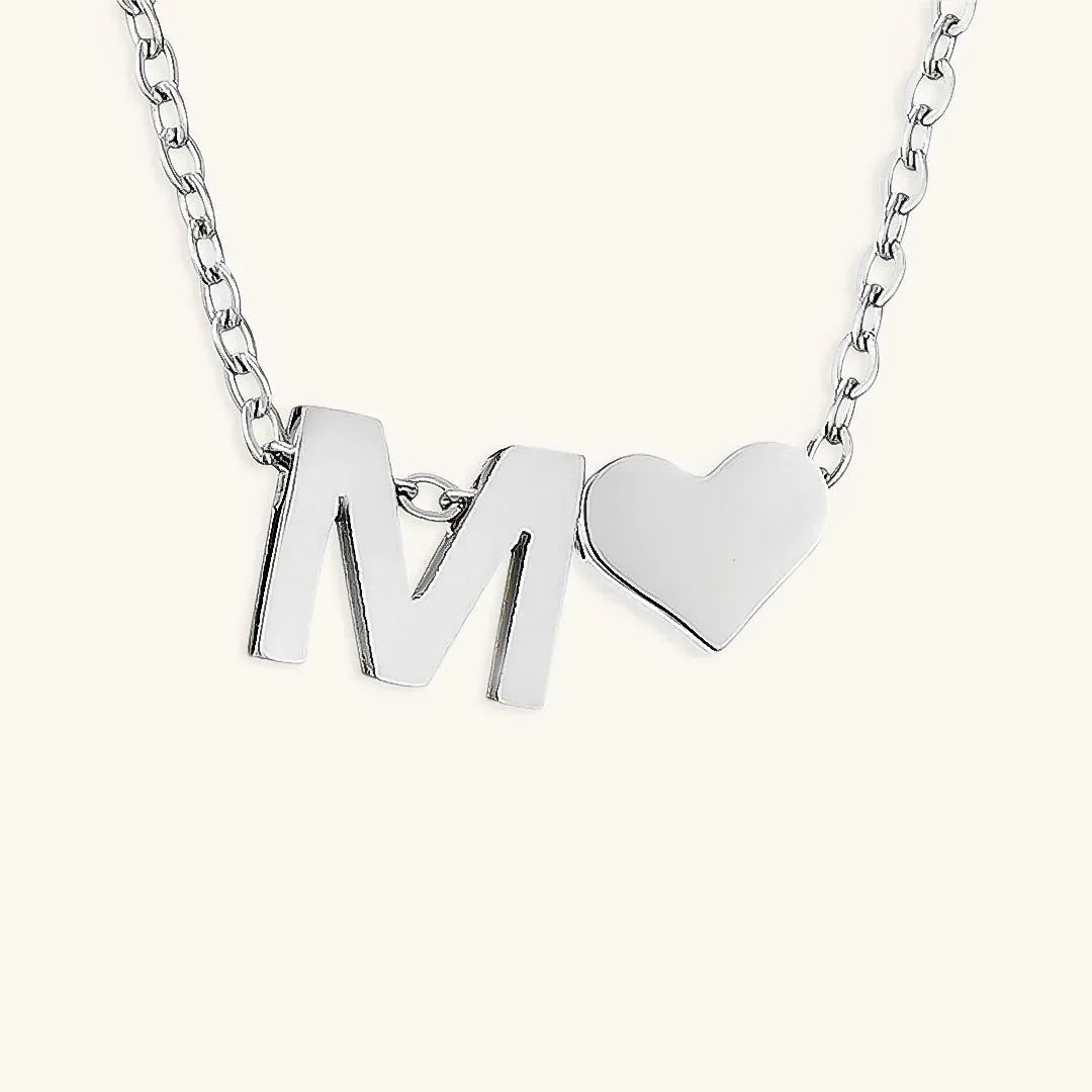 Goldkette mit dem Anfangsbuchstaben „Ria“