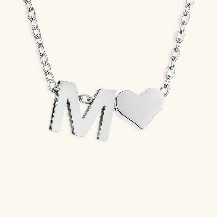 Goldkette mit dem Anfangsbuchstaben „Ria“