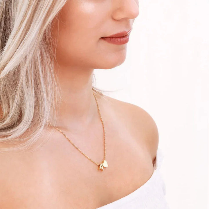 Goldkette mit dem Anfangsbuchstaben „Ria“
