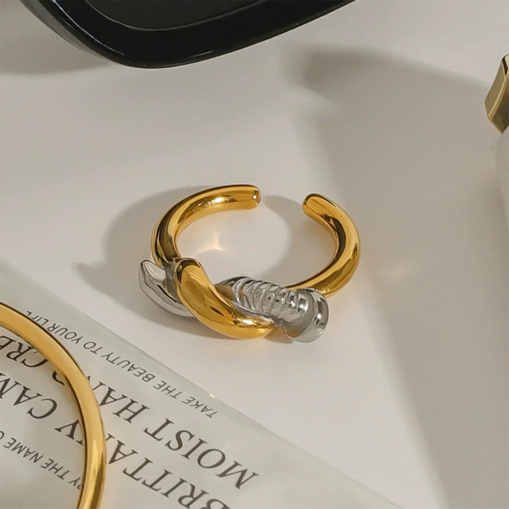 Trinity Gedrehter Nagelring