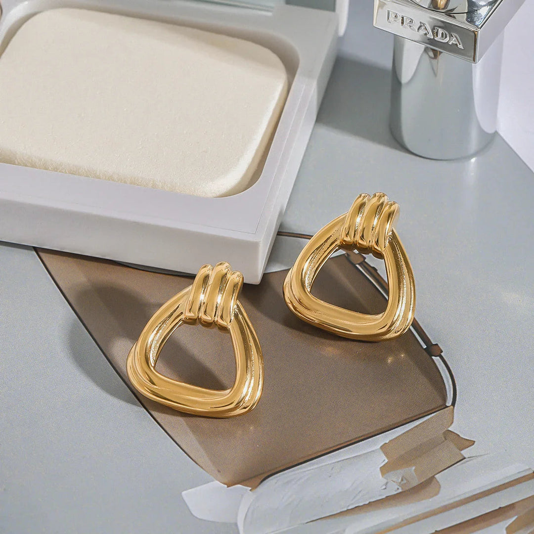 Doris Knoten Charm Gold Ohrringe