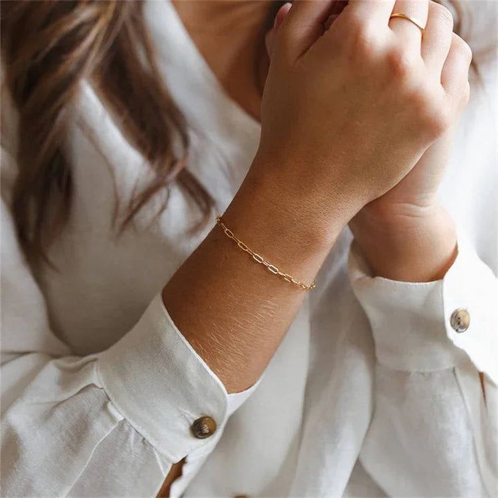 Maybelle Goldfarbenes Büroklammer-Kettenarmband