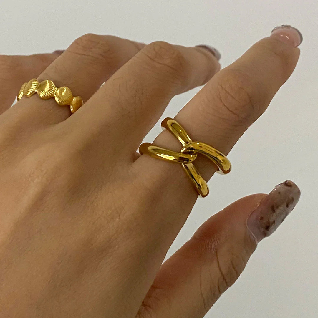 Nerine Gold Twist Ring