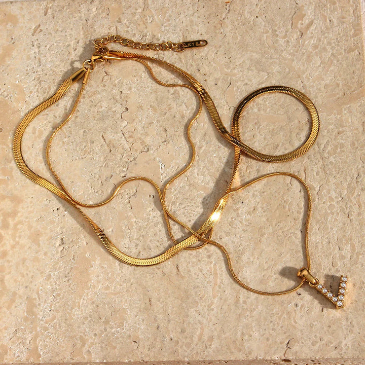 Fiona – Mehrlagige Halskette mit Anfangsbuchstaben in Gold