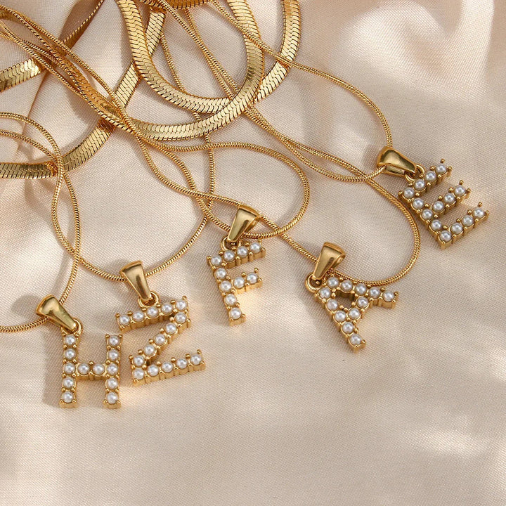 Fiona – Mehrlagige Halskette mit Anfangsbuchstaben in Gold
