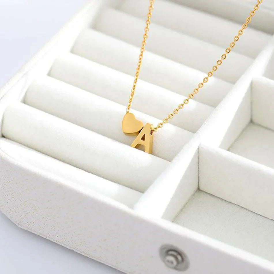 Goldkette mit dem Anfangsbuchstaben „Ria“
