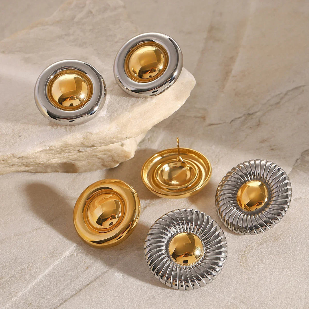 Sommerliche goldene Knopfohrringe