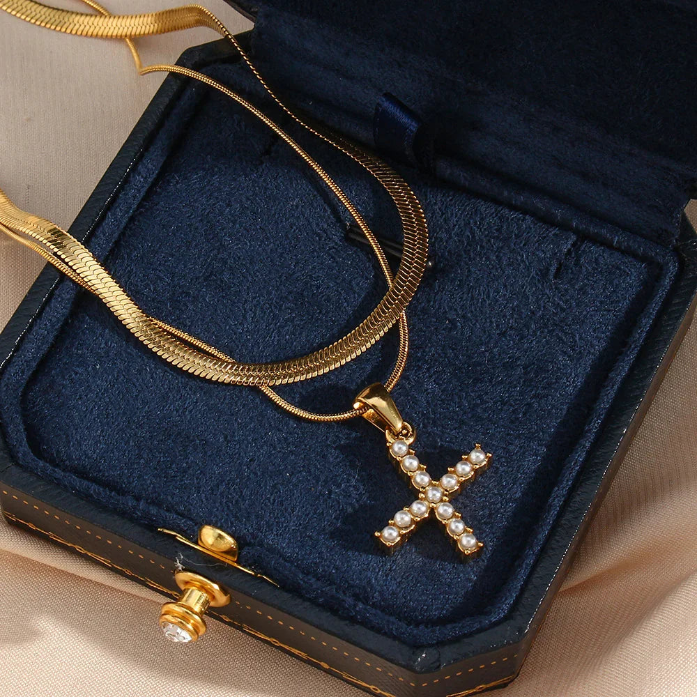Fiona – Mehrlagige Halskette mit Anfangsbuchstaben in Gold