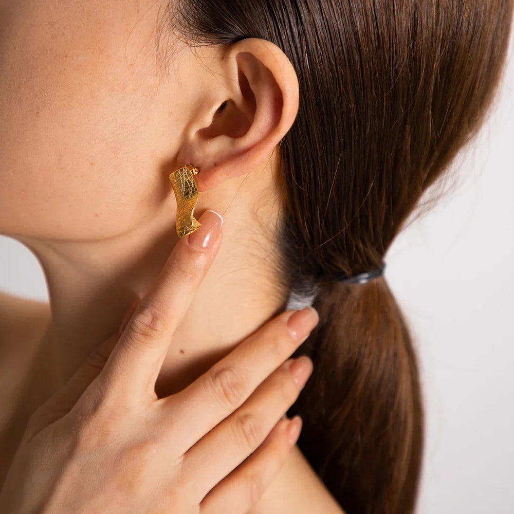 Boucles d'oreilles en feuille d'or froissée Celestina