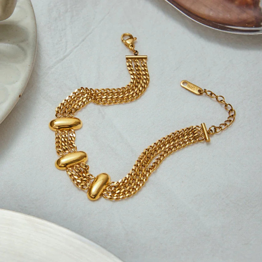 Kathleen – Mehrlagiges Kettenarmband in Gold