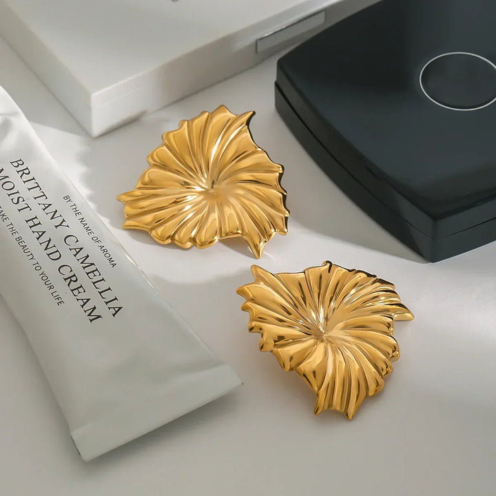 Rafaela – Geformte Blütenblatt-Ohrringe in Gold