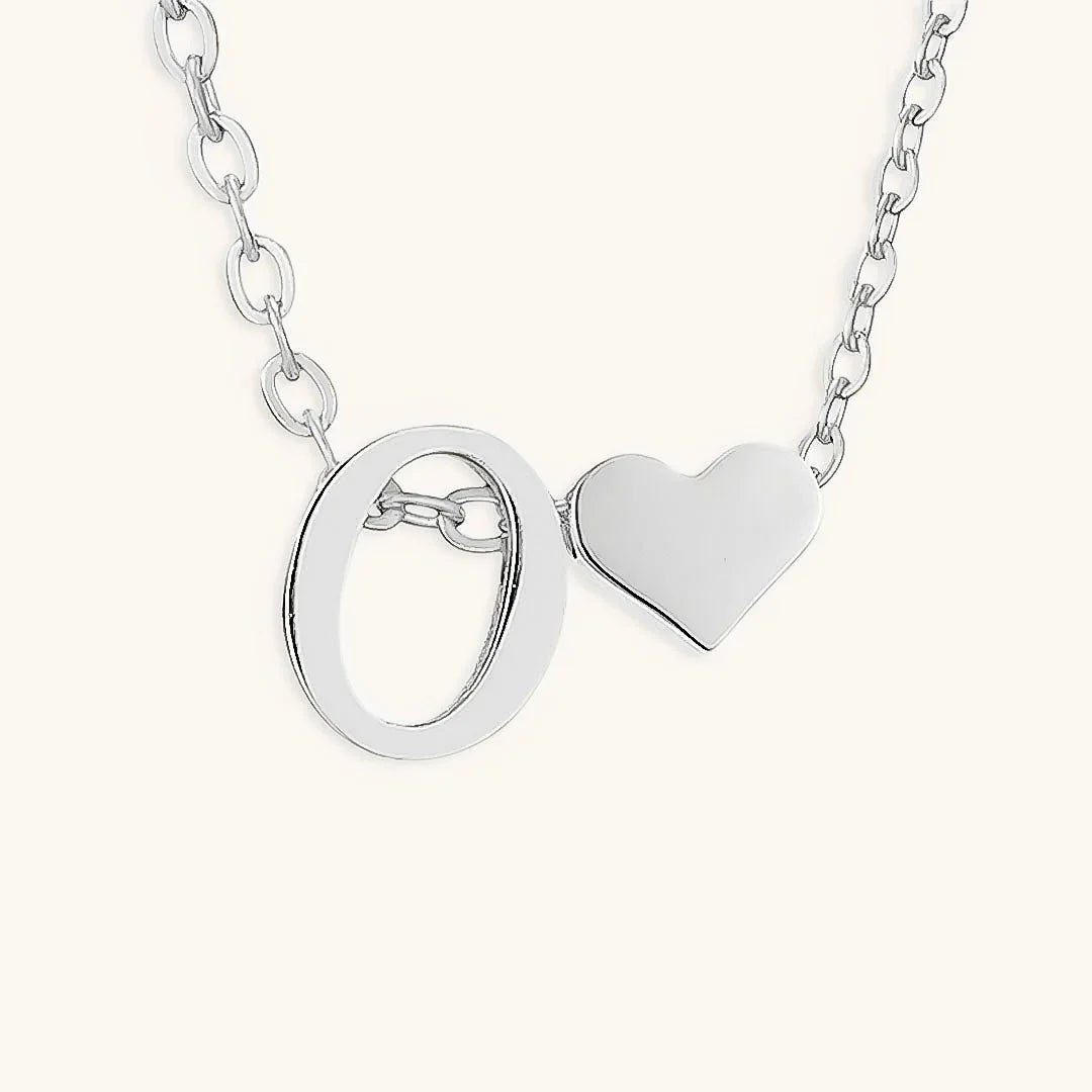 Goldkette mit dem Anfangsbuchstaben „Ria“