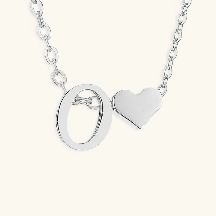 Goldkette mit dem Anfangsbuchstaben „Ria“