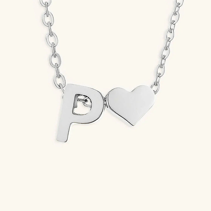 Goldkette mit dem Anfangsbuchstaben „Ria“