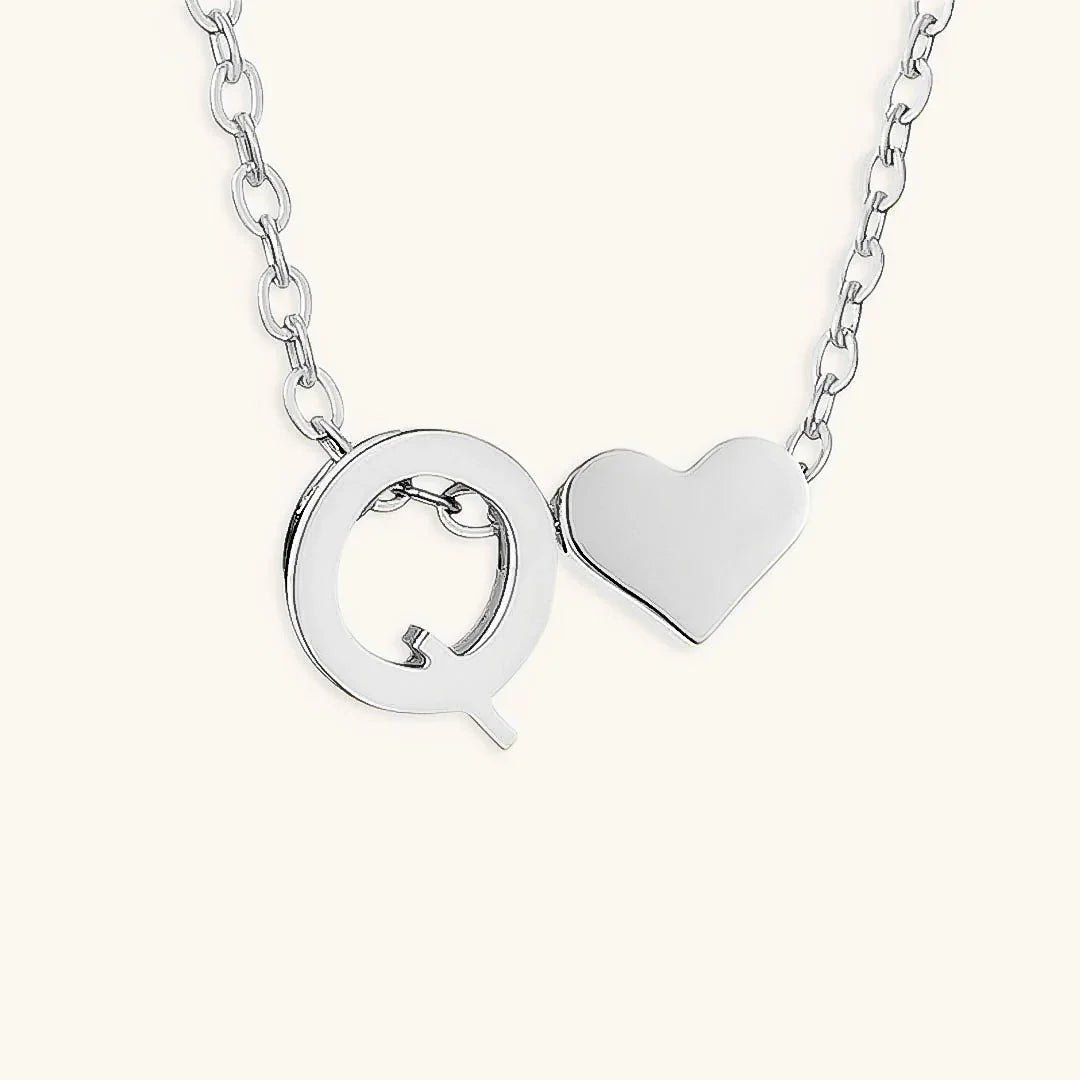 Goldkette mit dem Anfangsbuchstaben „Ria“