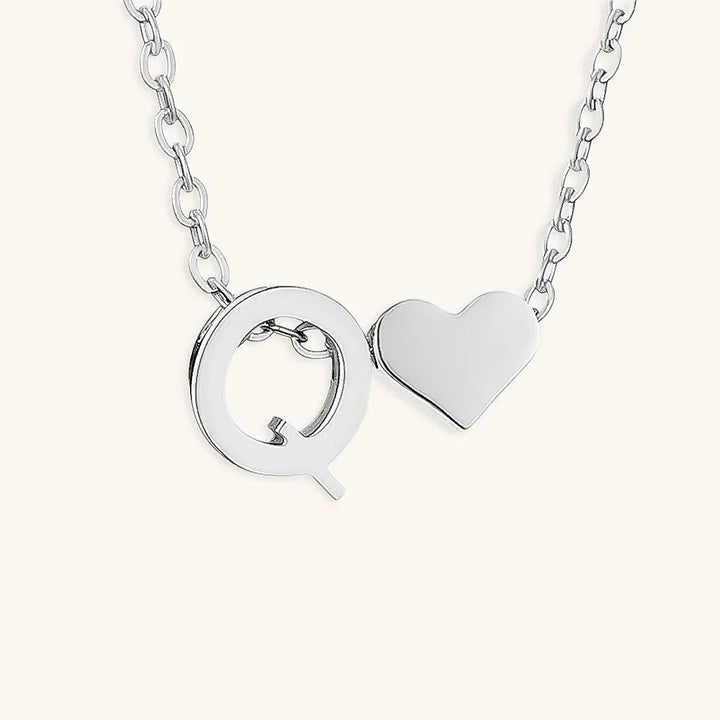 Goldkette mit dem Anfangsbuchstaben „Ria“