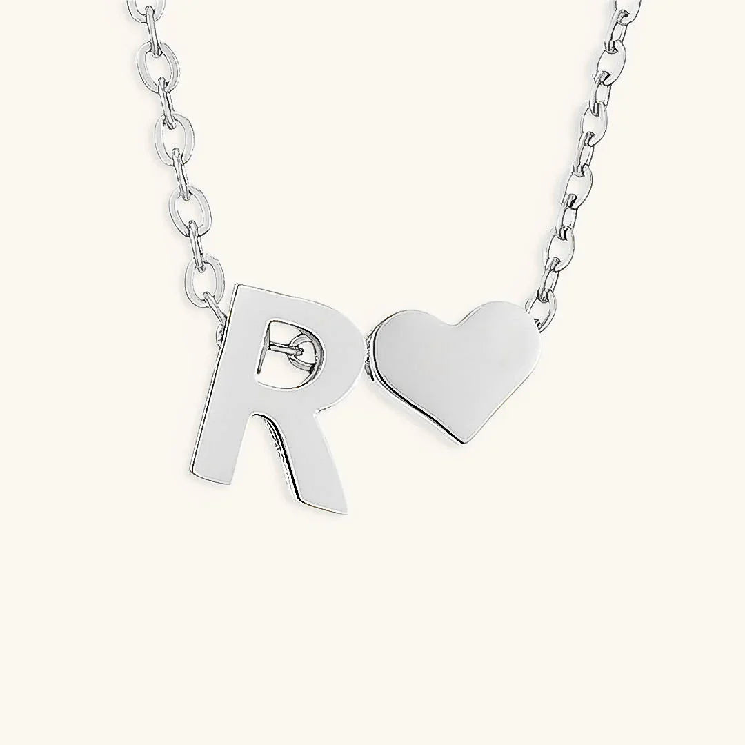 Goldkette mit dem Anfangsbuchstaben „Ria“