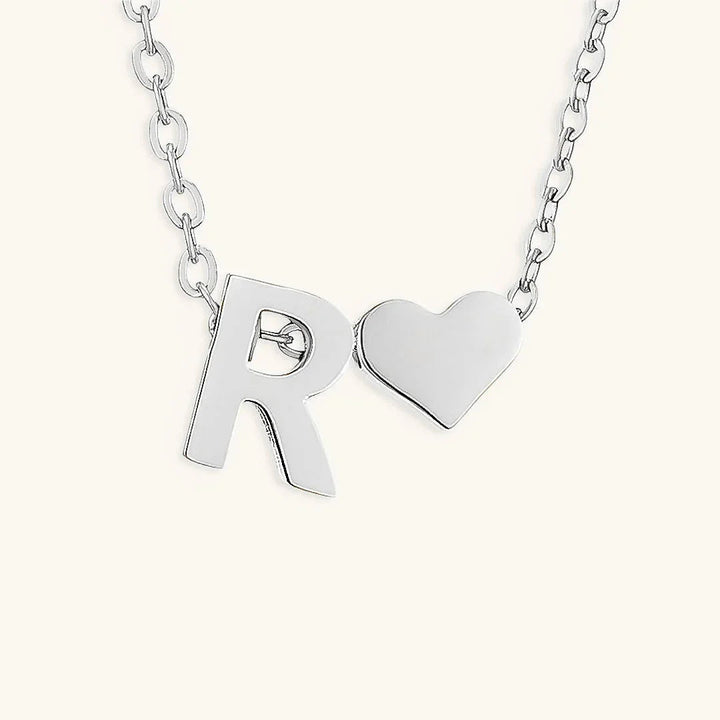Goldkette mit dem Anfangsbuchstaben „Ria“