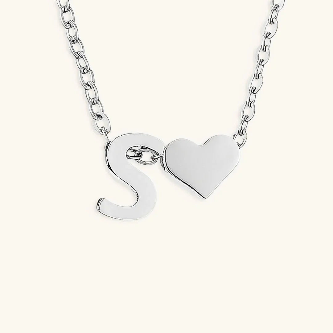 Goldkette mit dem Anfangsbuchstaben „Ria“