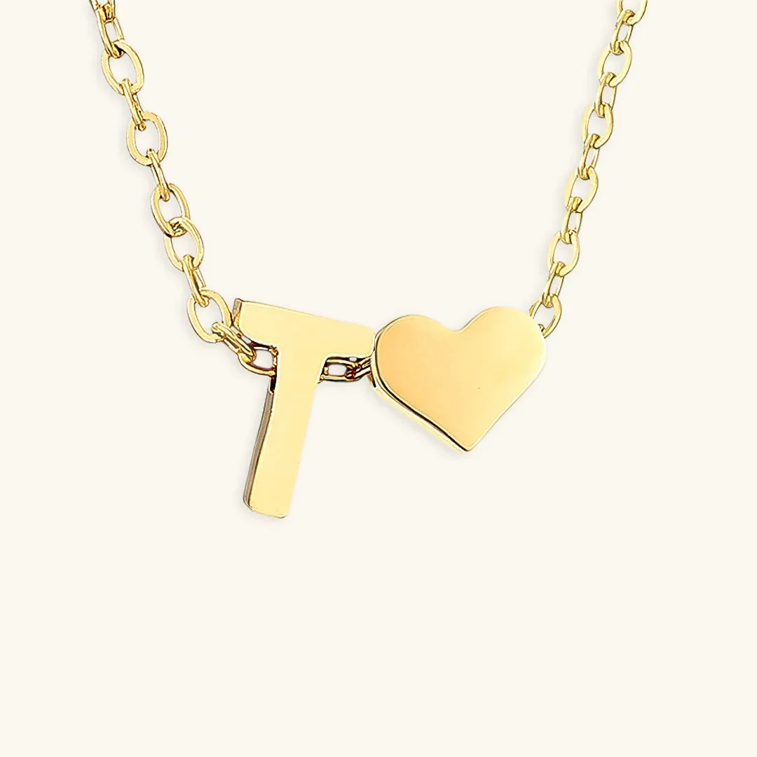 Goldkette mit dem Anfangsbuchstaben „Ria“