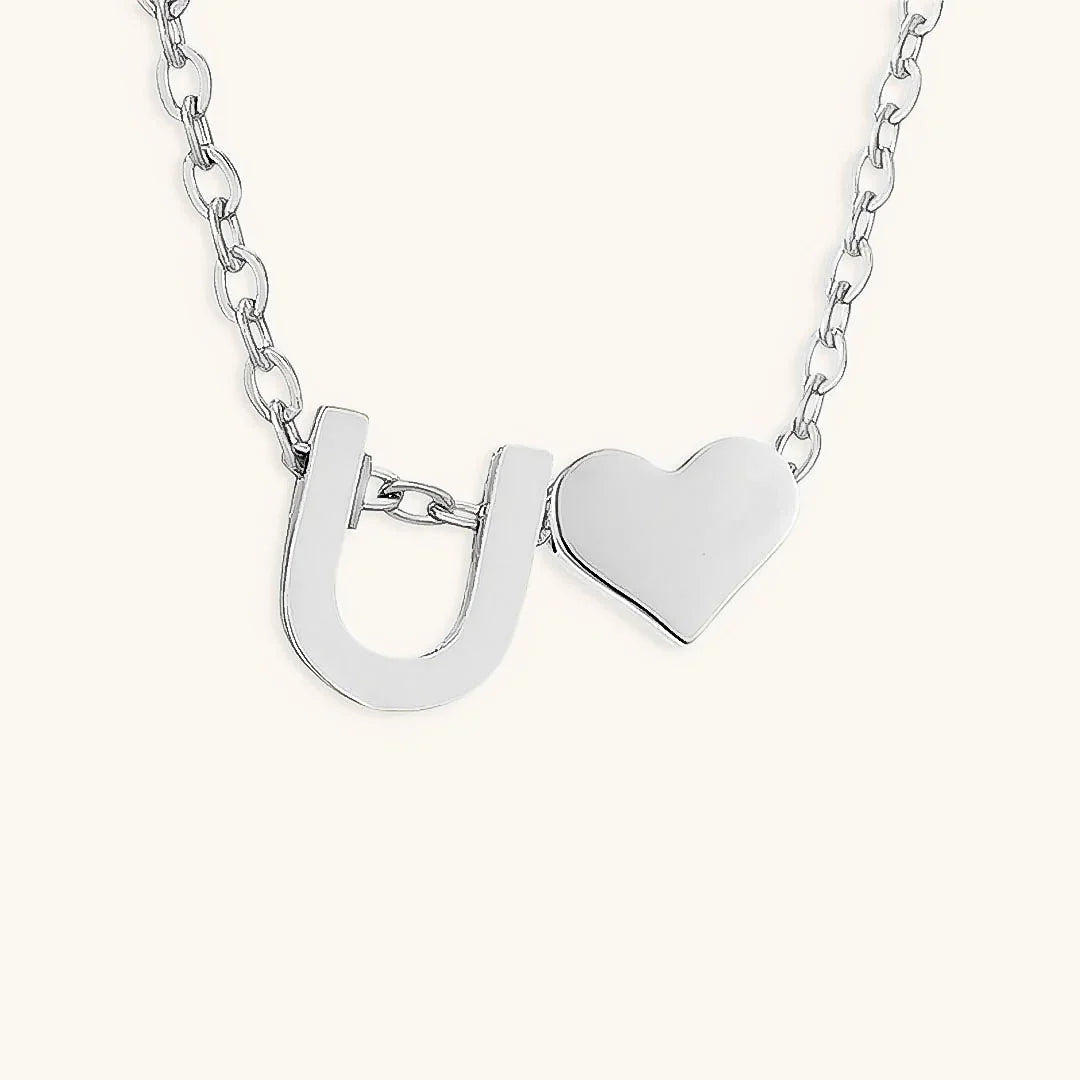 Goldkette mit dem Anfangsbuchstaben „Ria“