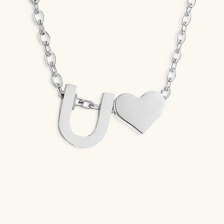 Goldkette mit dem Anfangsbuchstaben „Ria“