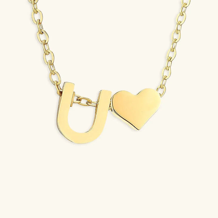 Goldkette mit dem Anfangsbuchstaben „Ria“