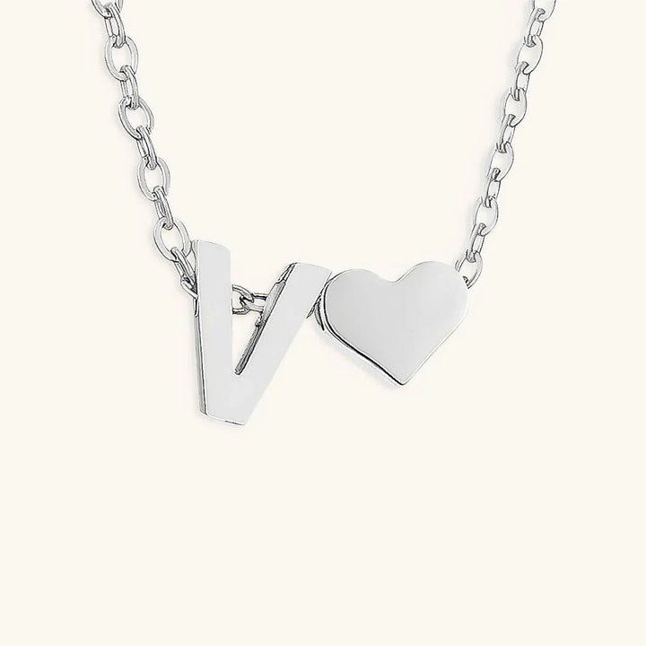 Goldkette mit dem Anfangsbuchstaben „Ria“
