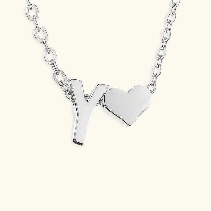 Goldkette mit dem Anfangsbuchstaben „Ria“