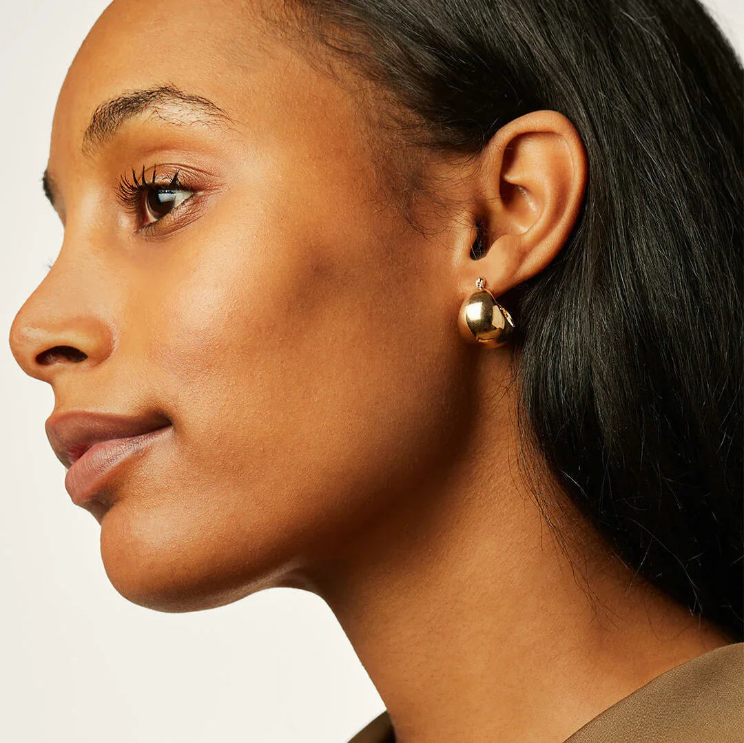 Sunna Gold Huggie Ohrringe