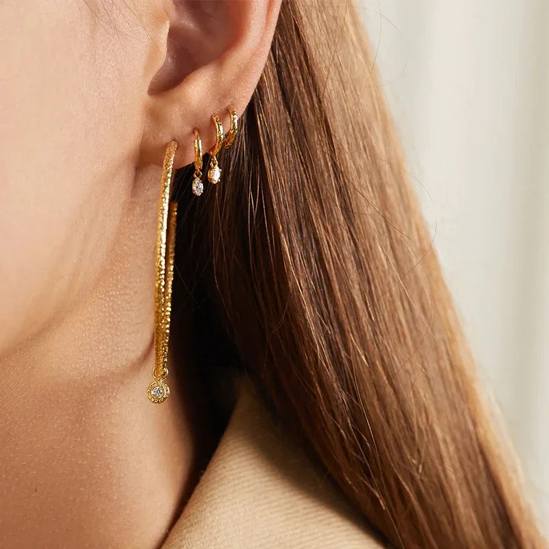 Shayla – Creolen mit gehämmerten Diamanten