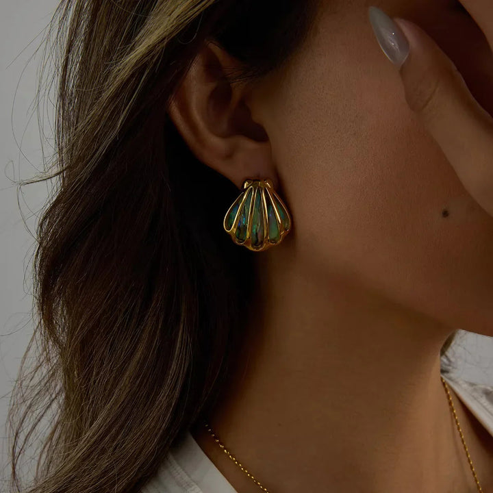 Nixie – Goldene Muschelohrringe