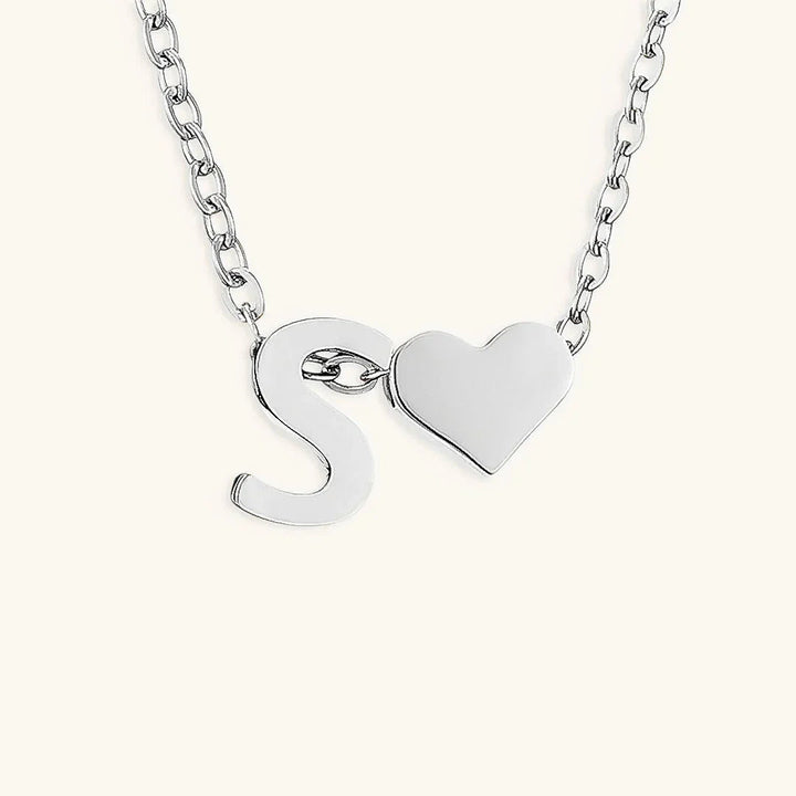 Goldkette mit dem Anfangsbuchstaben „Ria“